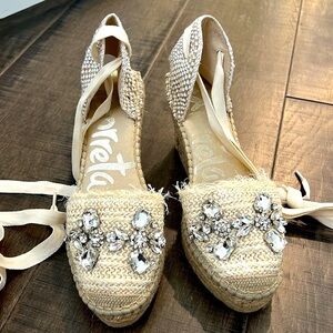 NWOT VIDORRETA SANDALS SIZE 38